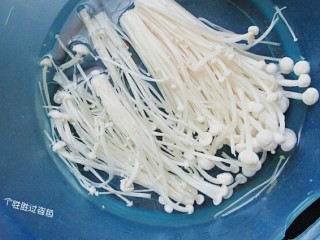 3、豆皮卷金针菇,金针菇切掉根，用清水洗干净