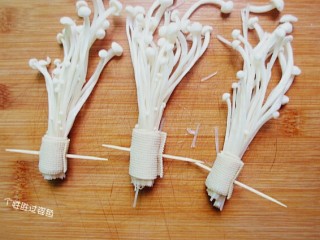 6、豆皮卷金针菇,用牙签封口