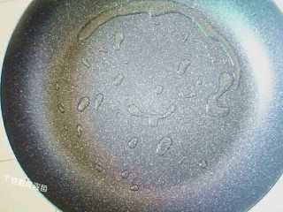 7、豆皮卷金针菇,不粘锅，倒入一点点油，用刷子刷一下整个锅底