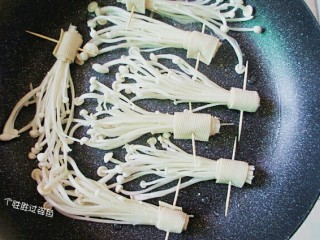 8、豆皮卷金针菇,把卷好的金针菇放入锅内