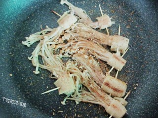 12、豆皮卷金针菇,最后在来点熟芝麻