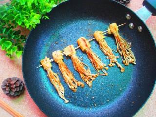 13、豆皮卷金针菇,喝着小酒，吃着它，应该很搭吧