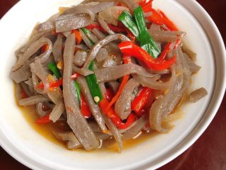 8、泡椒魔芋丝,色彩搭配的很有食欲哦