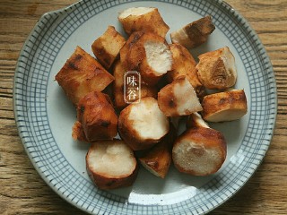 3、清热祛湿汤~土茯苓赤小豆汤,将土茯苓洗净,切成小块(这东西比较硬,手弱的童鞋可以让卖家帮你切好)。