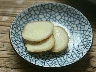 5、清热祛湿汤~土茯苓赤小豆汤,切好两片姜片待用。