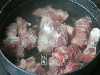 6、清热祛湿汤~土茯苓赤小豆汤,猪骨洗净后斩大件,放到锅里加清水大火煮开。