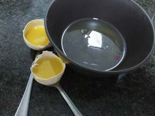 2、自制蛋白霜(๑´ڡ`๑),第一步：  先将两个鸡蛋的蛋清分离（我只拿了2个鸡蛋是因为做示范，你们也可以依照个人总量添加）❤