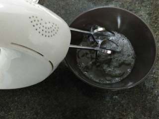 3、自制蛋白霜(๑´ڡ`๑),第二步：将蛋清打散，打成上面有一小层泡泡为止（没有打蛋器的可以用筷子代替）❤