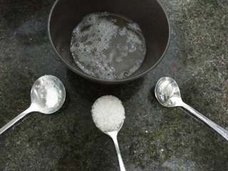 4、自制蛋白霜(๑´ڡ`๑),第三步：放一点点盐，不要太多，一滴白醋，一勺糖（勺子就是我们平时的小铁勺）❤