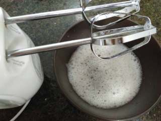 5、自制蛋白霜(๑´ڡ`๑),第四步：加完料后开始打❤