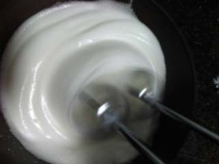 9、自制蛋白霜(๑´ڡ`๑),第八步：一直打，这个过程有点久，所以没有打蛋器的童鞋赶快了（因为用筷子会很累）❤