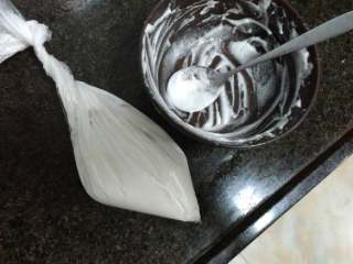 13、自制蛋白霜(๑´ڡ`๑),第十二步：这个大家应该都知道了吧，把奶油都挤进一角，然后扭紧上面的保鲜袋❤