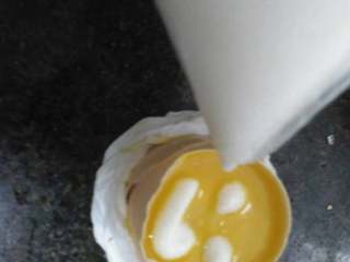 14、自制蛋白霜(๑´ڡ`๑),第十三步：最后一步了????用剪刀剪掉下面一点点，剪成一个小小的洞洞，然后用绳子绑住上面的保鲜袋就可以挤了❤