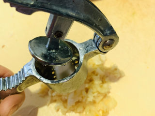 2、蒜蓉蒸大虾,整颗蒜瓣放入压蒜器内;