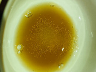 8、蒜蓉蒸大虾,加少许白糖提鲜;