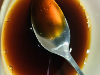 11、蒜蓉蒸大虾,把料汁搅拌均匀,待用;