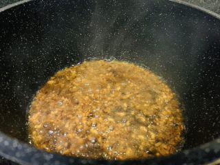 15、蒜蓉蒸大虾,将料汁煮沸,稍微浓稠,就可以出锅了;