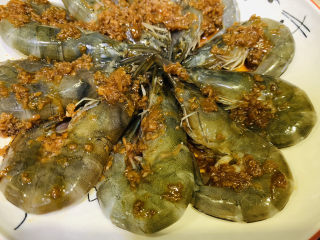 17、蒜蓉蒸大虾,炒好的蒜蓉,全部浇完;