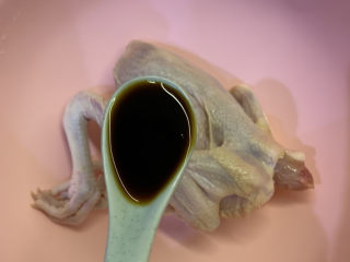 4、家庭版烤鸡,放入2勺生抽