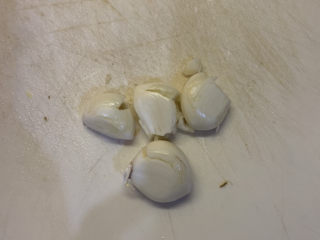 11、家庭版烤鸡,把蒜拍扁