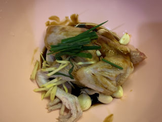 12、家庭版烤鸡,然后把葱，姜，蒜，放入腌制鸡的碗里