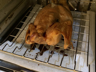 16、家庭版烤鸡,涂抹上酱料，开始烤20分钟