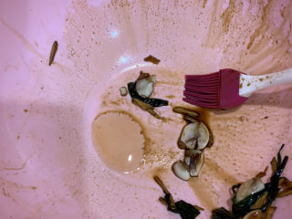 19、家庭版烤鸡,最后在刷完酱料的碗里加入蜂蜜，出锅前，把全鸡涂一遍再分别两面各烤5分钟，就可以出锅了