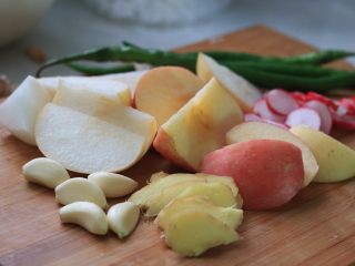 1、韩式辣白菜,除（大白菜、粗盐、凉白开）以外的食材，都是用来打成酱料的。