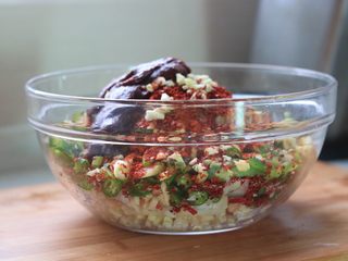 2、韩式辣白菜,以上的所有酱料食材，全都剁碎，有料理机的就打成泥状。