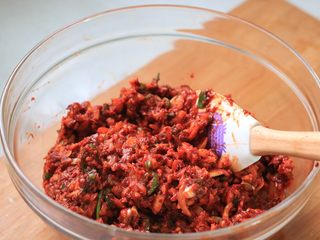 3、韩式辣白菜,全都混合拌匀。