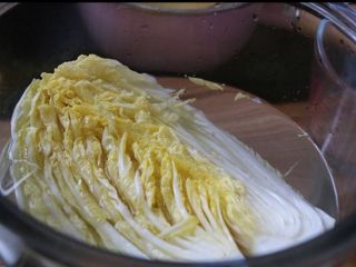 6、韩式辣白菜,倒入凉白开，大约够漫过白菜为宜