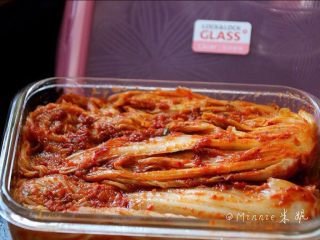 8、韩式辣白菜,把每片白菜叶都抹上酱料，放入保鲜盒中，密封保存，冰箱发酵15天，发酵期间多翻动。