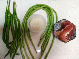 1、豆角煲仔饭,把材料准备好.