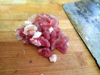 3、豆角煲仔饭,把瘦肉洗净，切成肉丁备用。