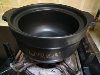 6、豆角煲仔饭,把砂锅放在天然气上，砂锅无水。