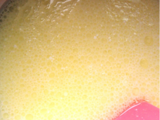 1、花式冰皮月饼,将色拉油、牛奶、糖粉和奶粉拌匀