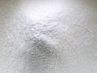 2、花式冰皮月饼, 主料中的所有粉类拌匀,过筛