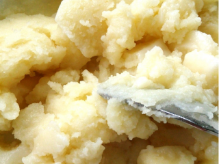 5、花式冰皮月饼,熟了之后,用勺子挖一下,就是这个样子