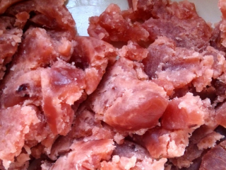 8、花式冰皮月饼,我用的红酒蔓越莓馅,做法就是蔓越莓洗净,切碎,隔水蒸熟后,加糖和少许红酒入不粘锅炒去酒精和水分后,加糯米粉和植物油继续炒到翻动困难,能捏成球