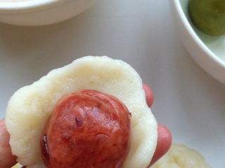 9、花式冰皮月饼, 取20克冰皮面团,将30克红酒蔓越莓馅包成球状。放到一边备用