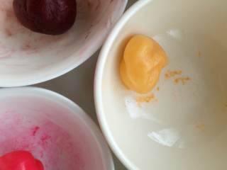 10、花式冰皮月饼,取几份20克左右的冰皮面团,分别加入冻干芒果粉,抹茶粉,可可粉,红曲粉和一滴粉色食用色素