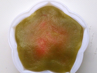 16、花式冰皮月饼,再填满整个花型。面团需稍多一些,这样压出来花型饱满,但是也别太多,容易挤出外面