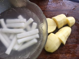 2、肉蟹煲,我的年糕硬的，所以泡水，土豆切小备用