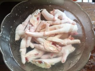 4、肉蟹煲,鸡爪对半切开洗净