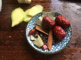 5、肉蟹煲,准备一个料包（材料外）：桂皮、八角、香叶、红枣、干辣椒和姜片