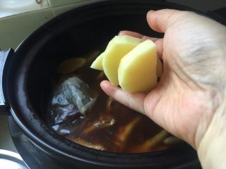 8、肉蟹煲,加入土豆块一起炖至软烂