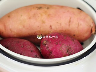 1、红薯/紫薯糯米糕,红薯和紫薯洗净，上锅蒸熟，稍微晾一下减少水汽
