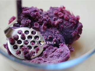 3、红薯/紫薯糯米糕,压成泥