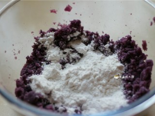 4、红薯/紫薯糯米糕,加入一半白糖(另一半放红薯泥中)，适量糯米粉。糯米粉可以分次少量添加，量以不粘手了即可