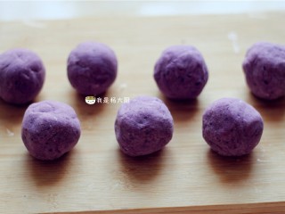 6、红薯/紫薯糯米糕,将紫薯球搓成约40克一个的小球